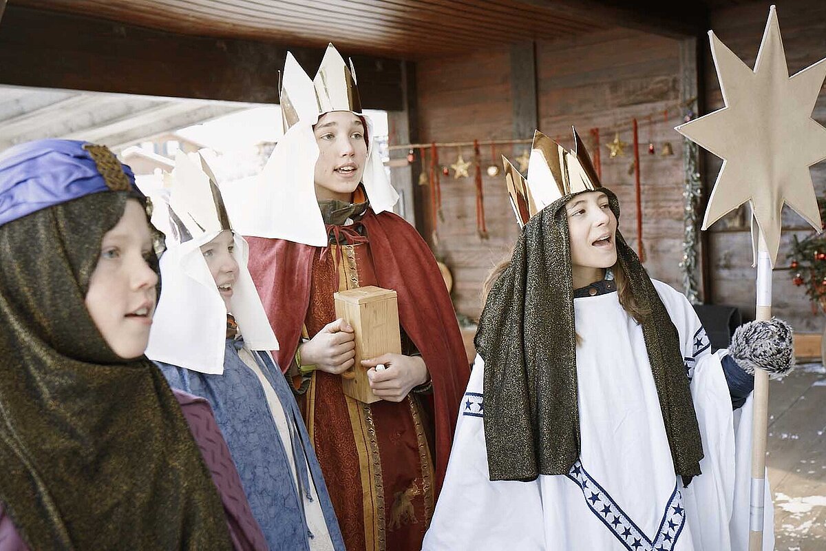 © Benne Ochs / Kindermissionswerk Sternsinger singen an der Haustür