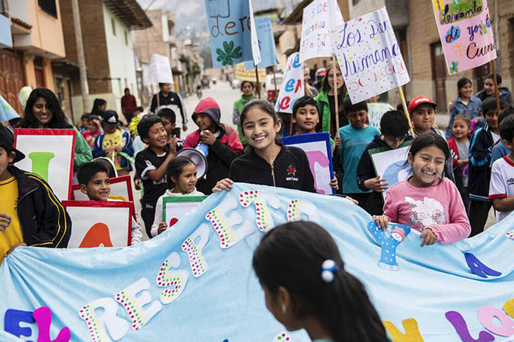Kinder der Hilfsorganisation „MICANTO" demonstrieren in der peruanischen Stadt Cajamarca für ihre Rechte.