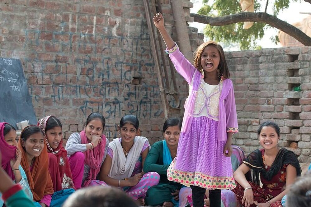 Das Mädchen Sonam nimmt am Kinderparlament teil.