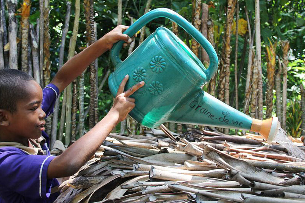 Ein Junge aus Madagaskar mit einer Gießkanne