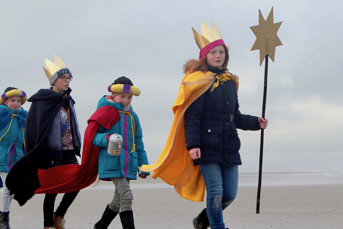 © Stefanie Wilhelm/Kindermissionswerk Sternsingergruppe am Strand