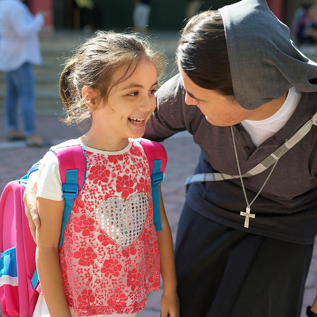Schwester Yolanda mit einer Schülerin