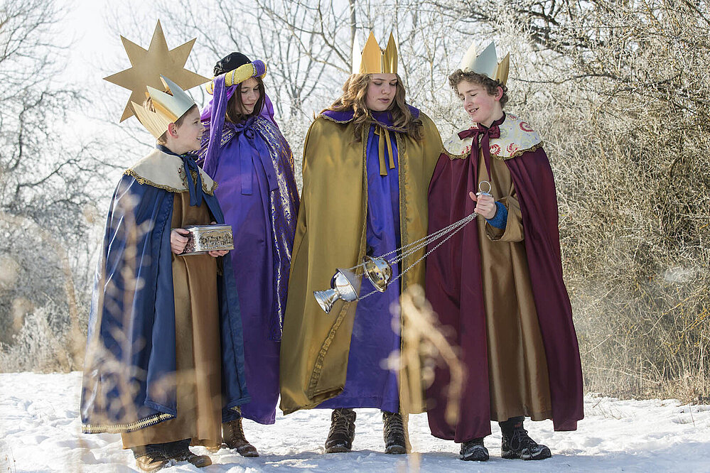 © Annette Hauschild / Kindermissionswerk Sternsingergruppe im Schnee